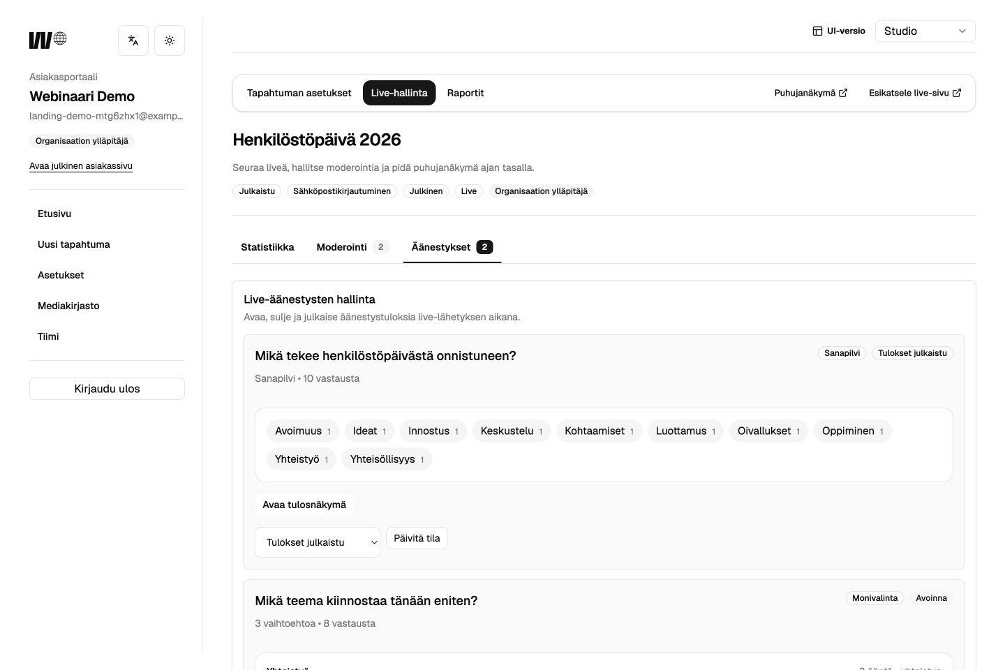 Webinaari live desk with moderation and an active poll